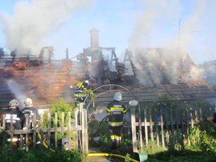 85 feuerwehrleute waren am Montag bei den Löscharbeiten vor Ort.