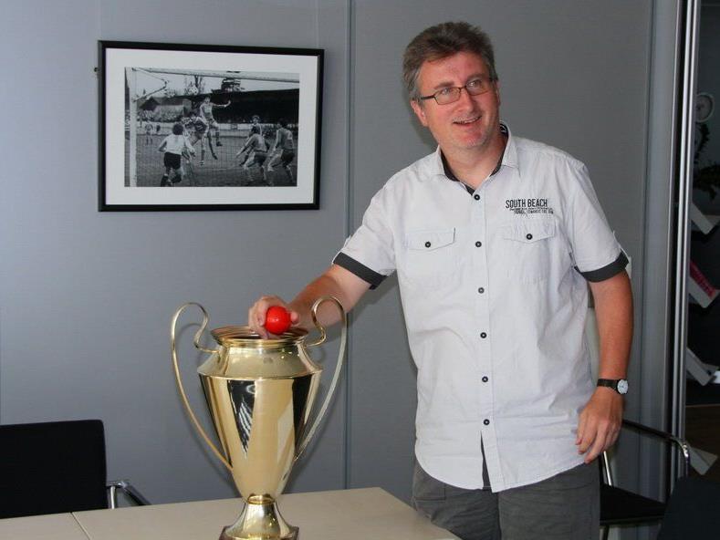 VFV Sekretär Klaus Aberer nahm die Auslosung der  VFV Toto-Cupspiele in der Geschäftsstelle vor.