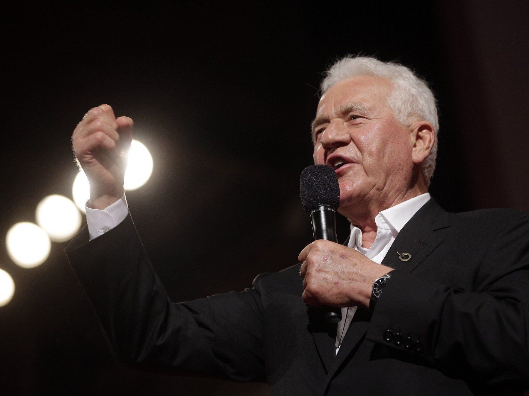 Parteigründer Frank Stronach für Todesstrafe bei "Verbrechen gegen Menschlichkeit" Parteigründer Frank Stronach für Todesstrafe bei "Verbrechen gegen Menschlichkeit"