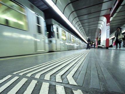 Erneut wurde in Wien jemand auf die U-Bahn-Gleise gestoßen.