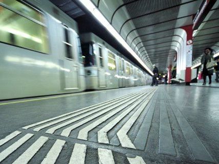 Erneut wurde in Wien jemand auf die U-Bahn-Gleise gestoßen. Erneut wurde in Wien jemand auf die U-Bahn-Gleise gestoßen.