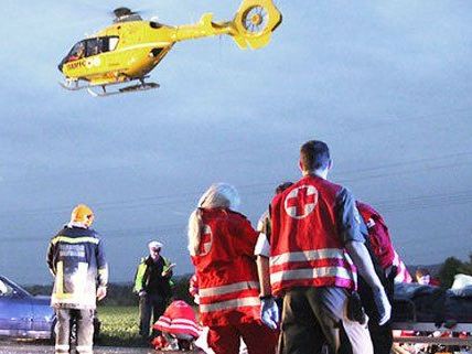 Schwerer Verkehrsunfall mit sechs beteiligten Fahrzeugen.