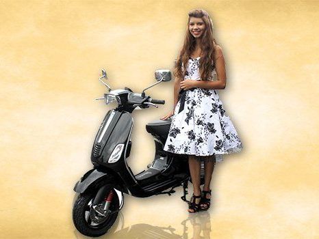 Die stolze Gewinnerin mit der VESPA 50S von Zweirad Loitz. Die stolze Gewinnerin mit der VESPA 50S von Zweirad Loitz.