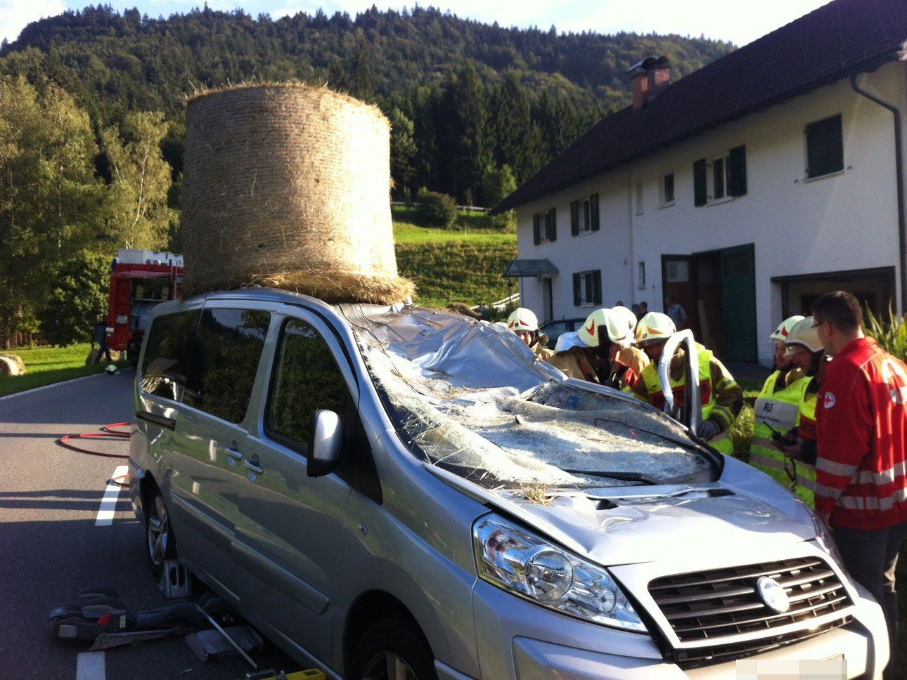 Tödlicher Unfall in Göfis: Für eine Pkw-Lenkerin kam jede Hilfe zu spät. Tödlicher Unfall in Göfis: Für eine Pkw-Lenkerin kam jede Hilfe zu spät.