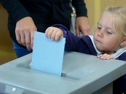 In Wien hat eine Frau ihre kleine Tochter mit zur Wahl genommen. In Wien hat eine Frau ihre kleine Tochter mit zur Wahl genommen.