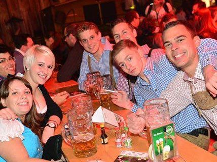 Party-Stimmung auf der Wiener Wiesn. Party-Stimmung auf der Wiener Wiesn.