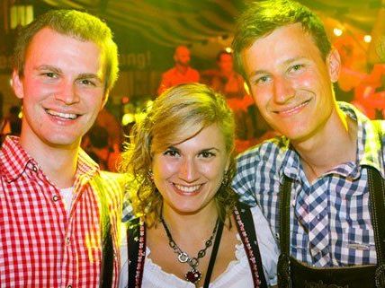 Party-Stimmung am Samstag auf der Wiener Wiesn. Party-Stimmung am Samstag auf der Wiener Wiesn.