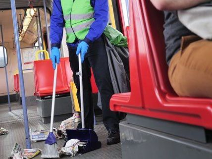 Zeitungen sollen nicht in der U-Bahn liegengelassen werden. Zeitungen sollen nicht in der U-Bahn liegengelassen werden.