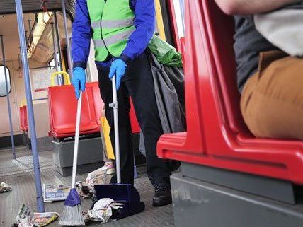 Zeitungen sollen nicht in der U-Bahn liegengelassen werden.