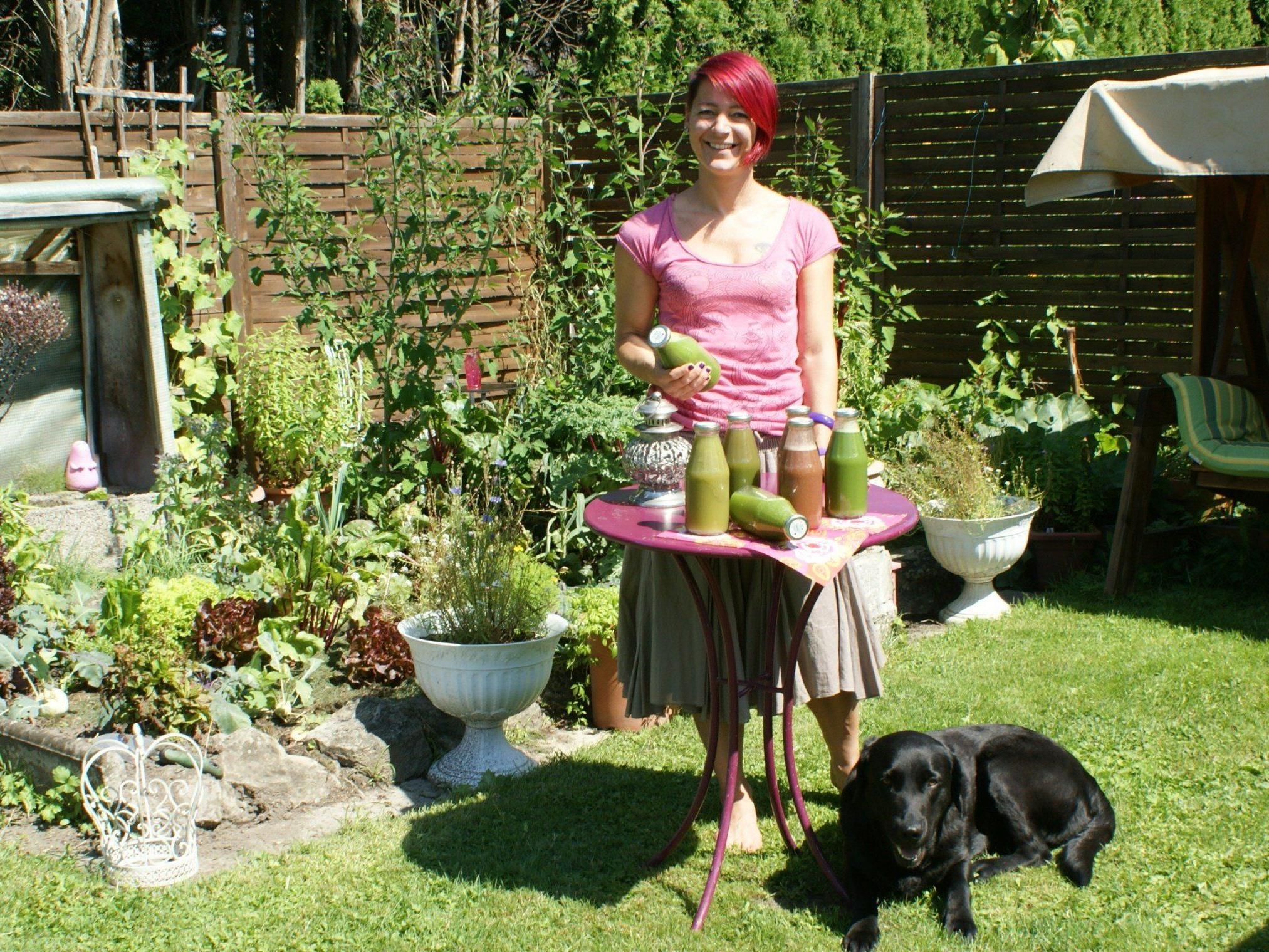 Patricia Klatzer mit Hund Lola in ihrem Garten