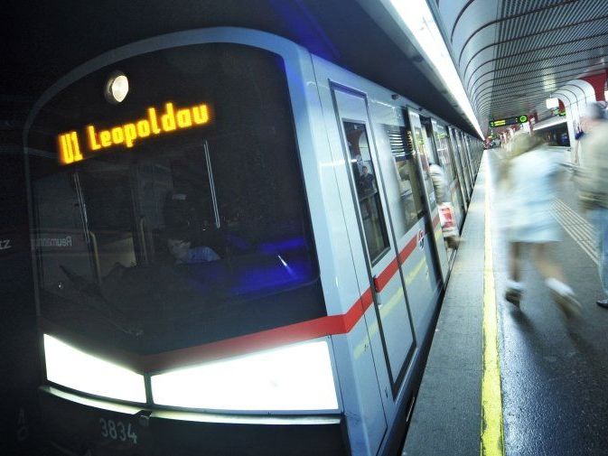 Ein Video, das einem Mann beim Masturbieren in der Wiener U-Bahn zeigt, sorgte für Aufregung. Ein Video, das einem Mann beim Masturbieren in der Wiener U-Bahn zeigt, sorgte für Aufregung.