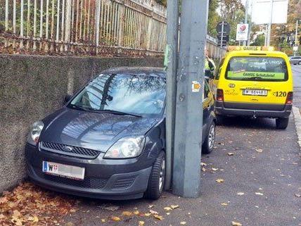 Unfall in Döbling: Pkw blieb zwischen Masten und Wand stecken