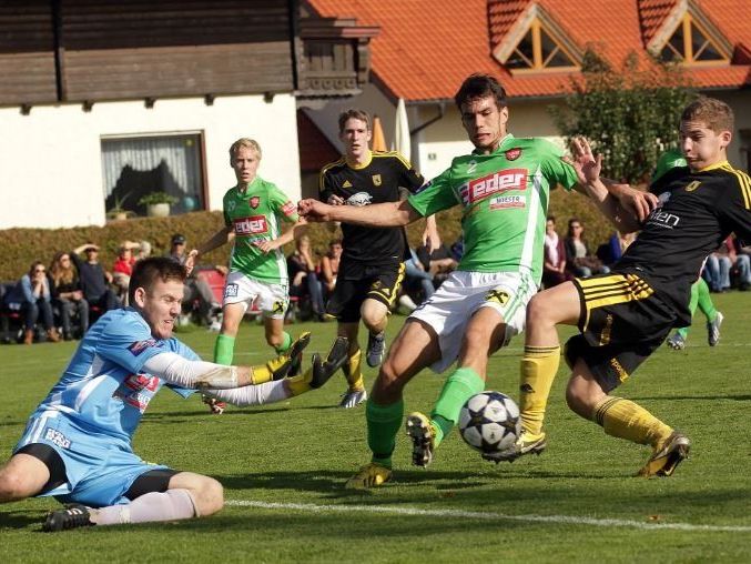 Berndorf (schwarz) gewann auf heimischen Rasen mit 2:0 gegen Bramberg und machte am unteren Ende der Salzburger Liga drei Plätze gut. Berndorf (schwarz) gewann auf heimischen Rasen mit 2:0 gegen Bramberg und machte am unteren Ende der Salzburger Liga drei Plätze gut.