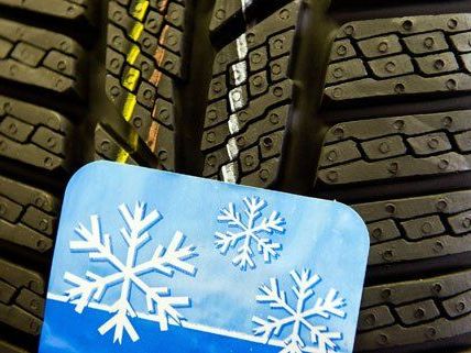 Ab 1. November müssen Fahrzeuge wieder Winterreifen montiert haben. Ab 1. November müssen Fahrzeuge wieder Winterreifen montiert haben.