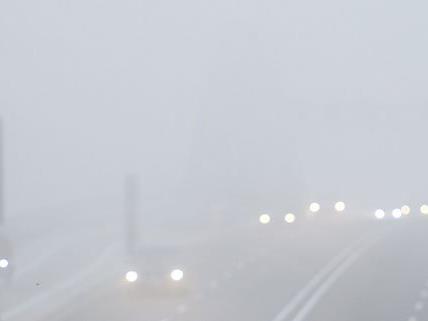 Bei Nebelfeldern ist besondere Vorsicht beim Autofahren geboten.