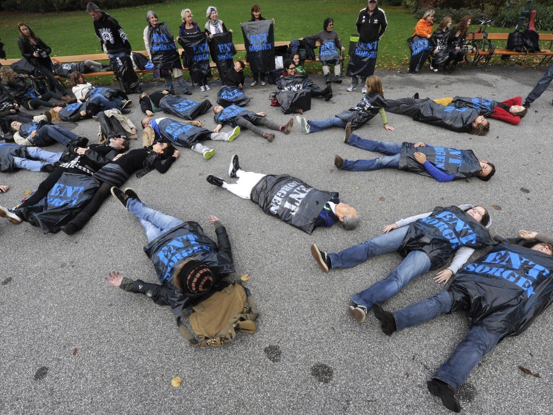 Obdachlose im Stadtpark: Solidaritäts-Flashmob in Müllsäcken Obdachlose im Stadtpark: Solidaritäts-Flashmob in Müllsäcken