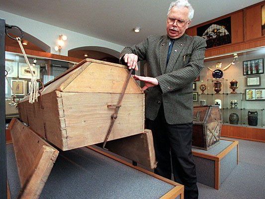 Der Josefinische Klappsarg im Bestattungsmuseum Der Josefinische Klappsarg im Bestattungsmuseum