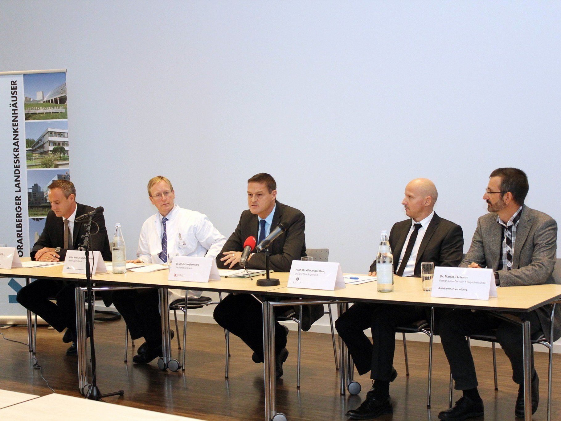 KHBG-Geschäftsführer Till Hornung, Primar Stefan Mennel, Landerrat Christian Bernhard, und die Augenärzte Alexander Reis und Martin (v. links) am Donnerstag bei der Präsentation des Maßnahmenpakets. KHBG-Geschäftsführer Till Hornung, Primar Stefan Mennel, Landerrat Christian Bernhard, und die Augenärzte Alexander Reis und Martin (v. links) am Donnerstag bei der Präsentation des Maßnahmenpakets.