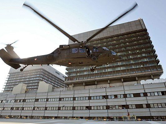 Der "Black Hawk" im Landeanflug auf das AKH-Dach Der "Black Hawk" im Landeanflug auf das AKH-Dach