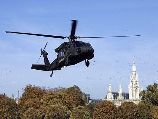 Über dem Heldenplatz kreisten schon am Montag die Black Hawks Über dem Heldenplatz kreisten schon am Montag die Black Hawks