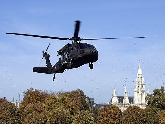 Über dem Heldenplatz kreisten schon am Montag die Black Hawks