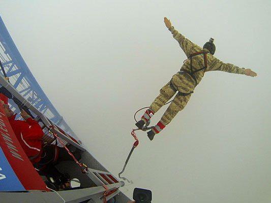 Ein Soldat des österreichische Bundesheer bei seinem Weltrekordversuch im Bungee-Jumping am Freitag