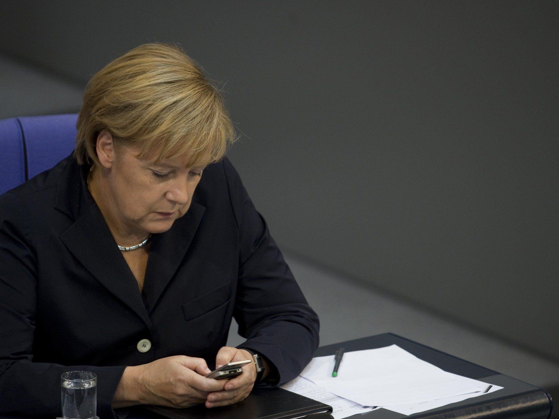 Merkels Handy womöglich von US-Geheimdiensten abgehört.
