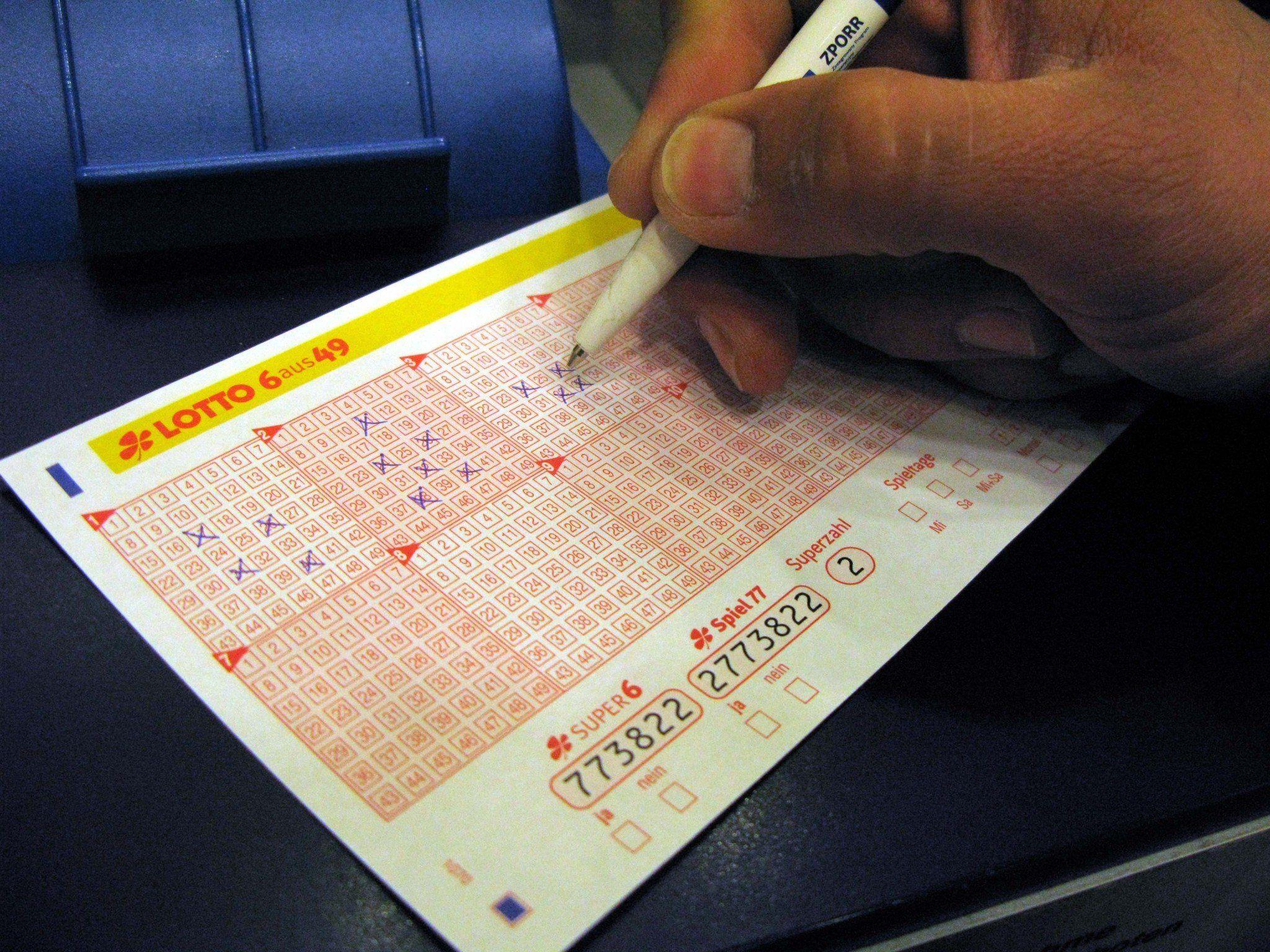 Ein Mann soll seinen Lotto-Gewinn mit seiner Ex-Frau teilen - jetzt entscheidet ein Gericht.