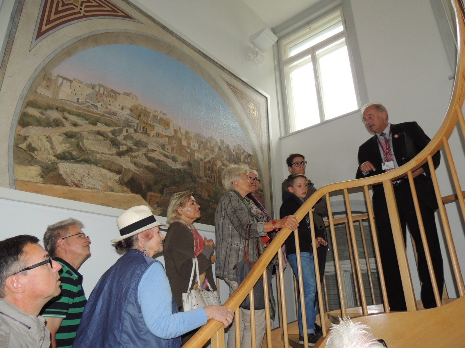 Bürgermeister Hans Bertsch führte die Besucher persönlich durch die Villa Bürgermeister Hans Bertsch führte die Besucher persönlich durch die Villa