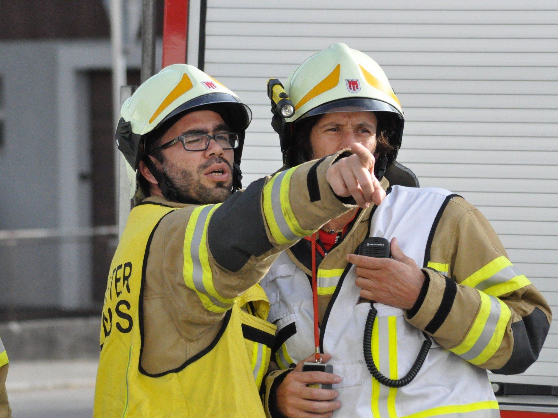Einsatzleiter Michael Moosbrugger erklärt den eintreffenden Feuerwehrlern die Lage und teilte diese zur Brandbekämpfung und Personenrettung ein. Einsatzleiter Michael Moosbrugger erklärt den eintreffenden Feuerwehrlern die Lage und teilte diese zur Brandbekämpfung und Personenrettung ein.
