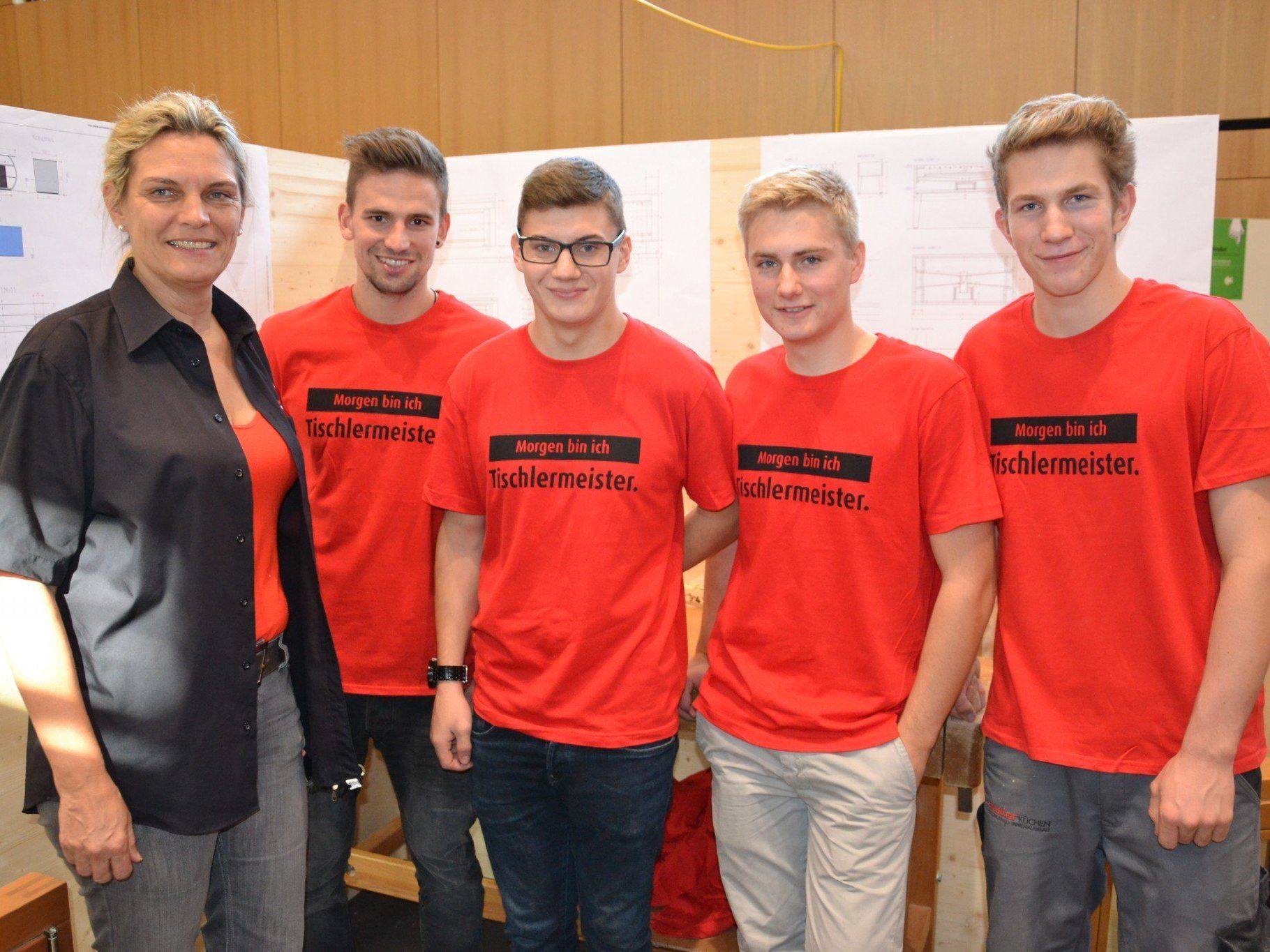 Auch die Tischlerlehrlinge waren bei der 1. Lehrlingsmesse in Altach vertreten: Gabi Längle (Tischlerei Längle), Andreas, Robin, David & Daniel Auch die Tischlerlehrlinge waren bei der 1. Lehrlingsmesse in Altach vertreten: Gabi Längle (Tischlerei Längle), Andreas, Robin, David & Daniel