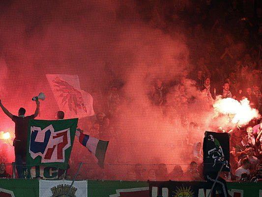 Fans mit Bengalischem Feuer im Rapid-Sektor beim Derby