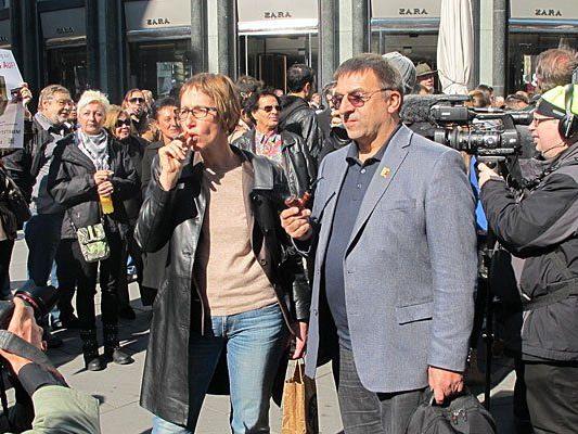 VCPÖ Präsident Klaus Fischer (re.) und VCPÖ Vizepräsidentin Nancy Friedenthal (li.) beim Flashmob gegen Raucherdiskriminierung am Stephansplatz