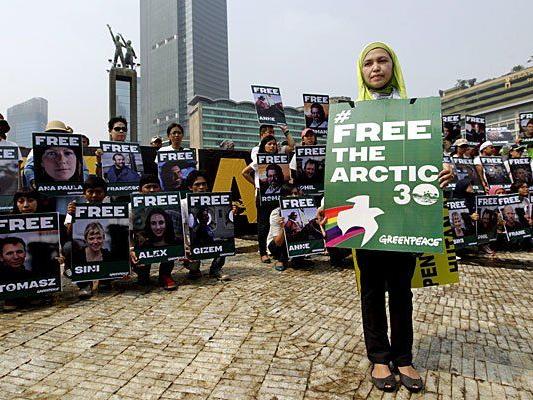 Auf der ganzen Welt wird für die Befreiung der Greenpeace-Aktivisten protestiert - etwa hier in Jakarta, Indonesien