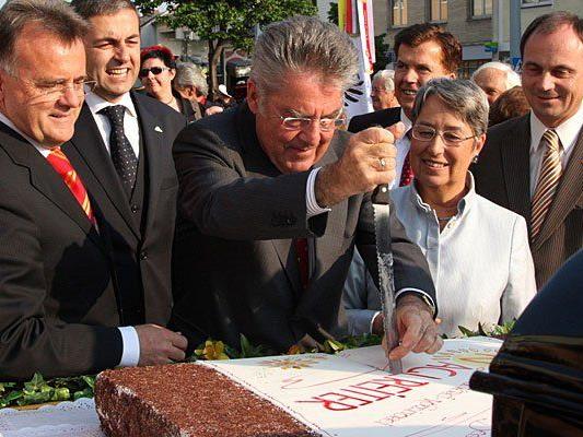Wenn gefeiert wird, darf "HeiFi" nicht fehlen - wie etwa hier beim Anschneiden einer Torte zum 800. Geburtstag von Neusiedl am See