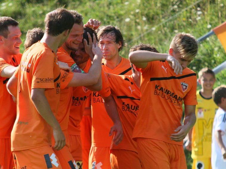 Bizau gewinnt das große Wälderderby in Egg mit 1:0 und bleibt Tabellenführer in der Vorarlbergliga. Bizau gewinnt das große Wälderderby in Egg mit 1:0 und bleibt Tabellenführer in der Vorarlbergliga.