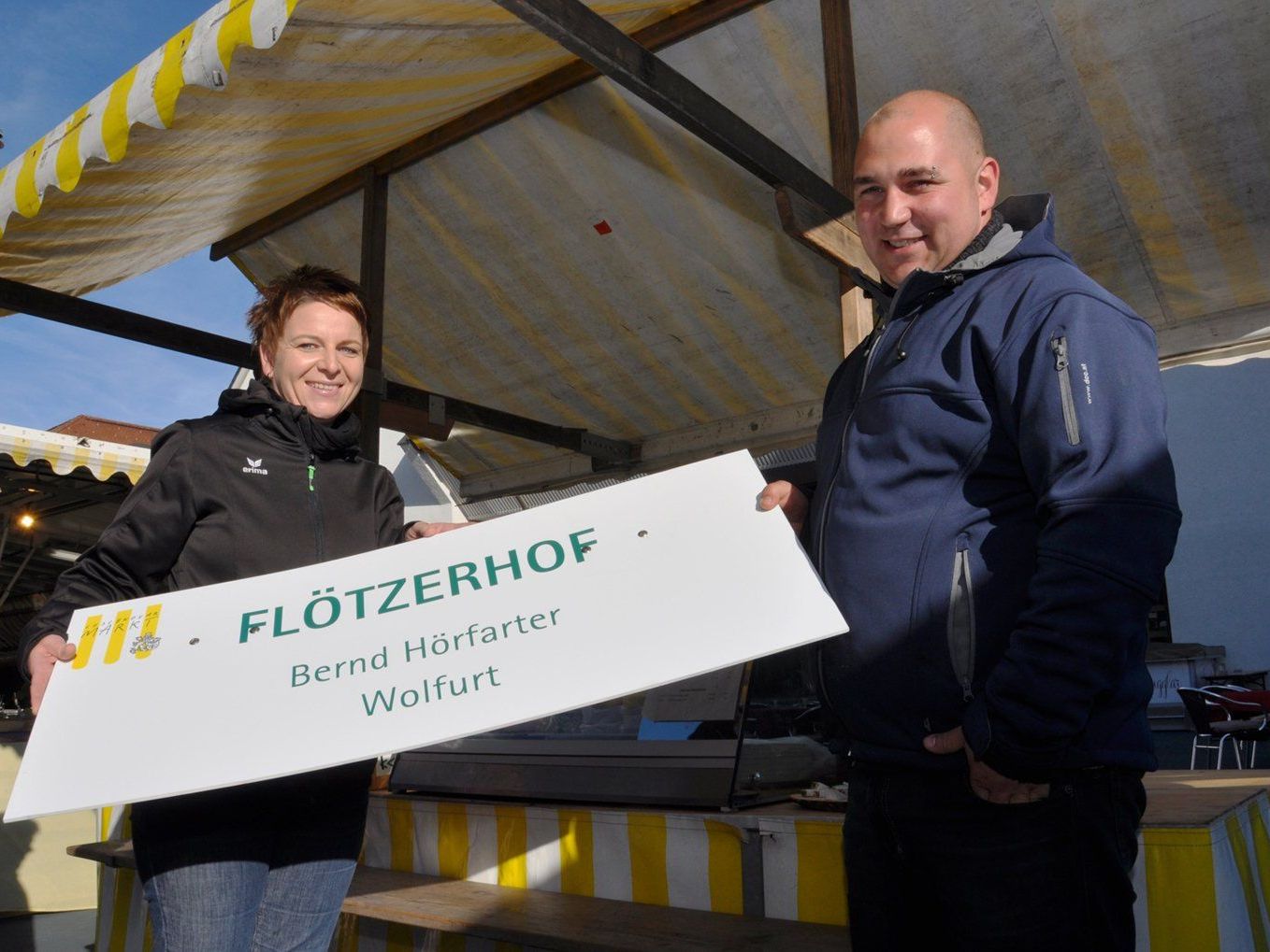 Silvia Hagspiel-Eisenhofer verteilt die neuen Marktschilder. Silvia Hagspiel-Eisenhofer verteilt die neuen Marktschilder.