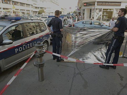 Polizisten schützen den Tatort in Simmering vor neugierigen Blicken Polizisten schützen den Tatort in Simmering vor neugierigen Blicken