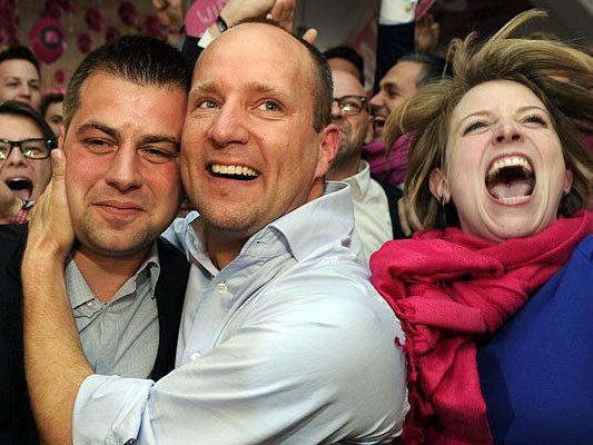 Große Freude bei Matthias Strolz (M.) und Beate Meinl-Resinger (R.) über den Wahl-Ausgang