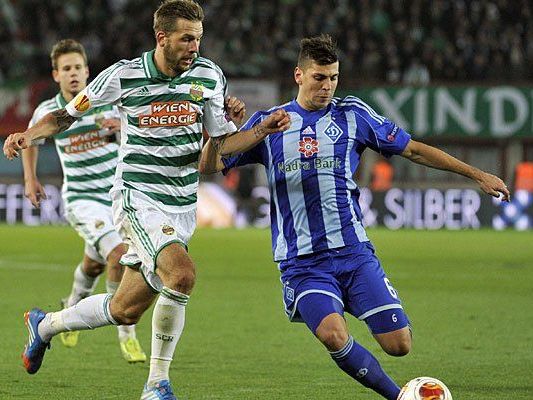 Beim Zusammenstoß mit Aleksandar Dragovic (Kiew, r.) wurde Guido Burgstaller (Rapid, l.) verletzt)