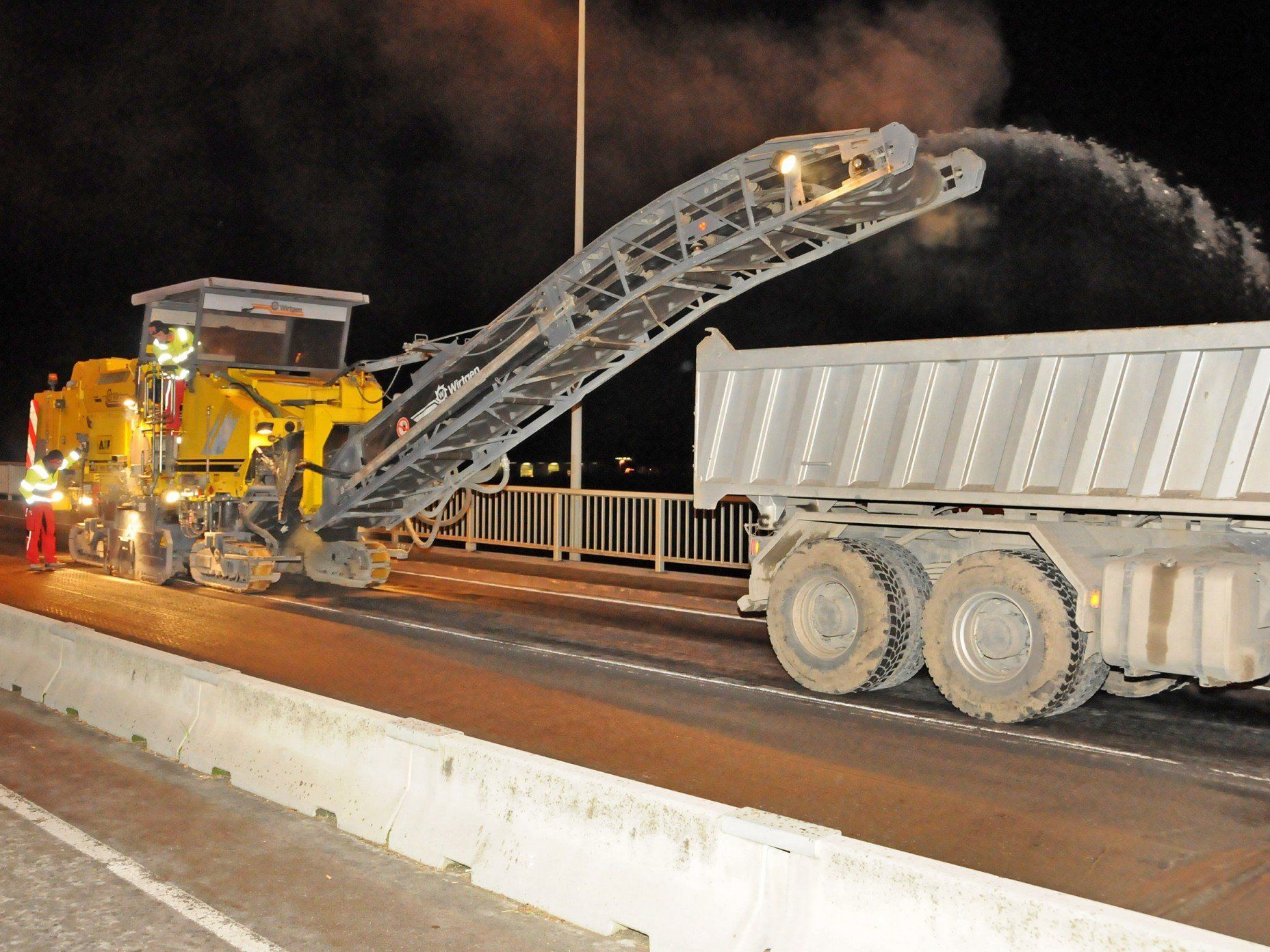 Der Belag der Fahrbahn über die Rheinbrücke Hard-Fußach wird abgefräst. Der Belag der Fahrbahn über die Rheinbrücke Hard-Fußach wird abgefräst.