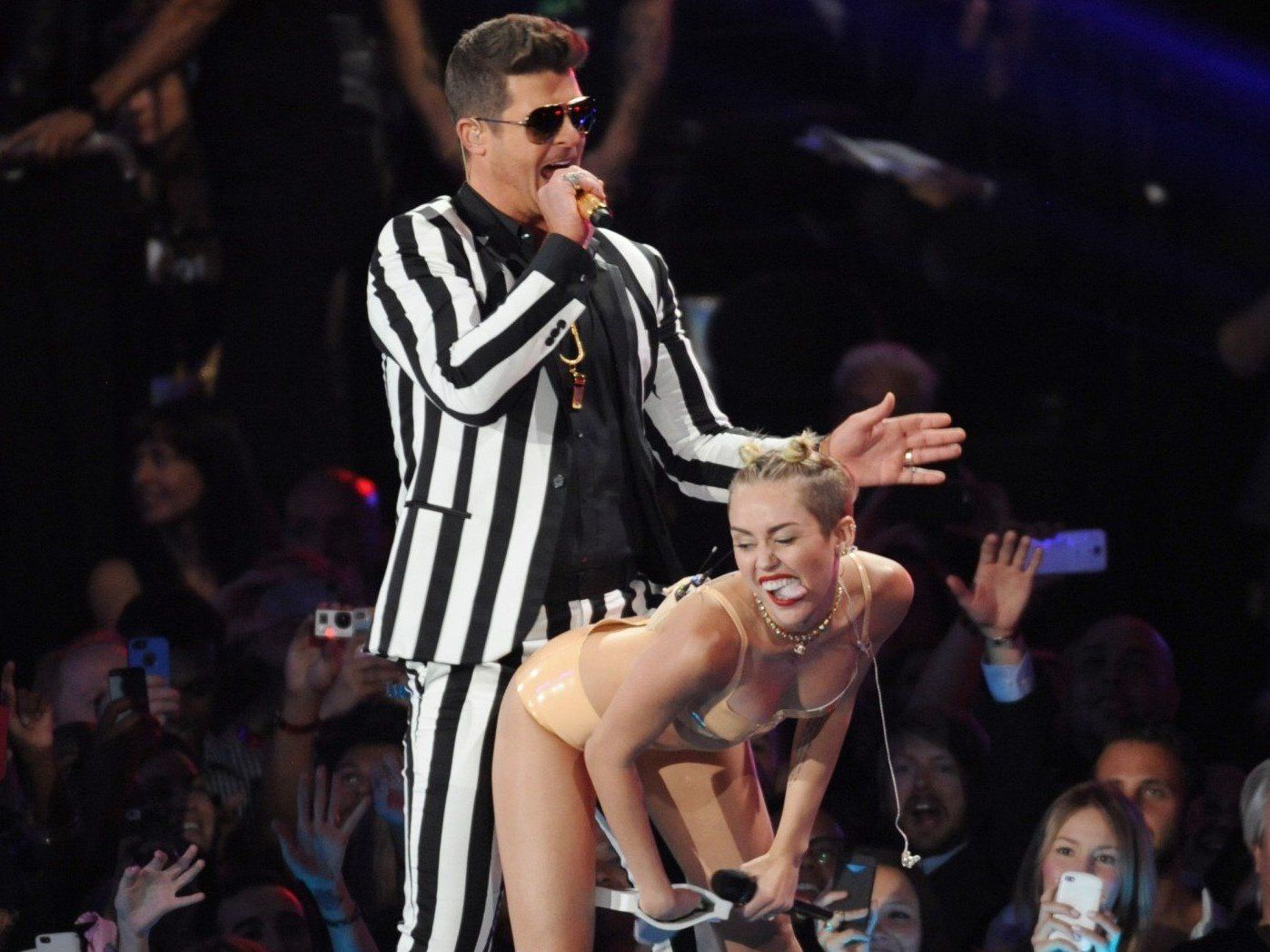 Robin Thicke plaudert es aus. Robin Thicke plaudert es aus.