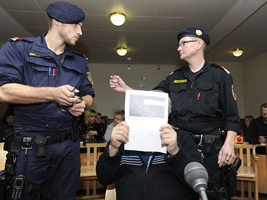 Der Angeklagte beim Prozess Der Angeklagte beim Prozess