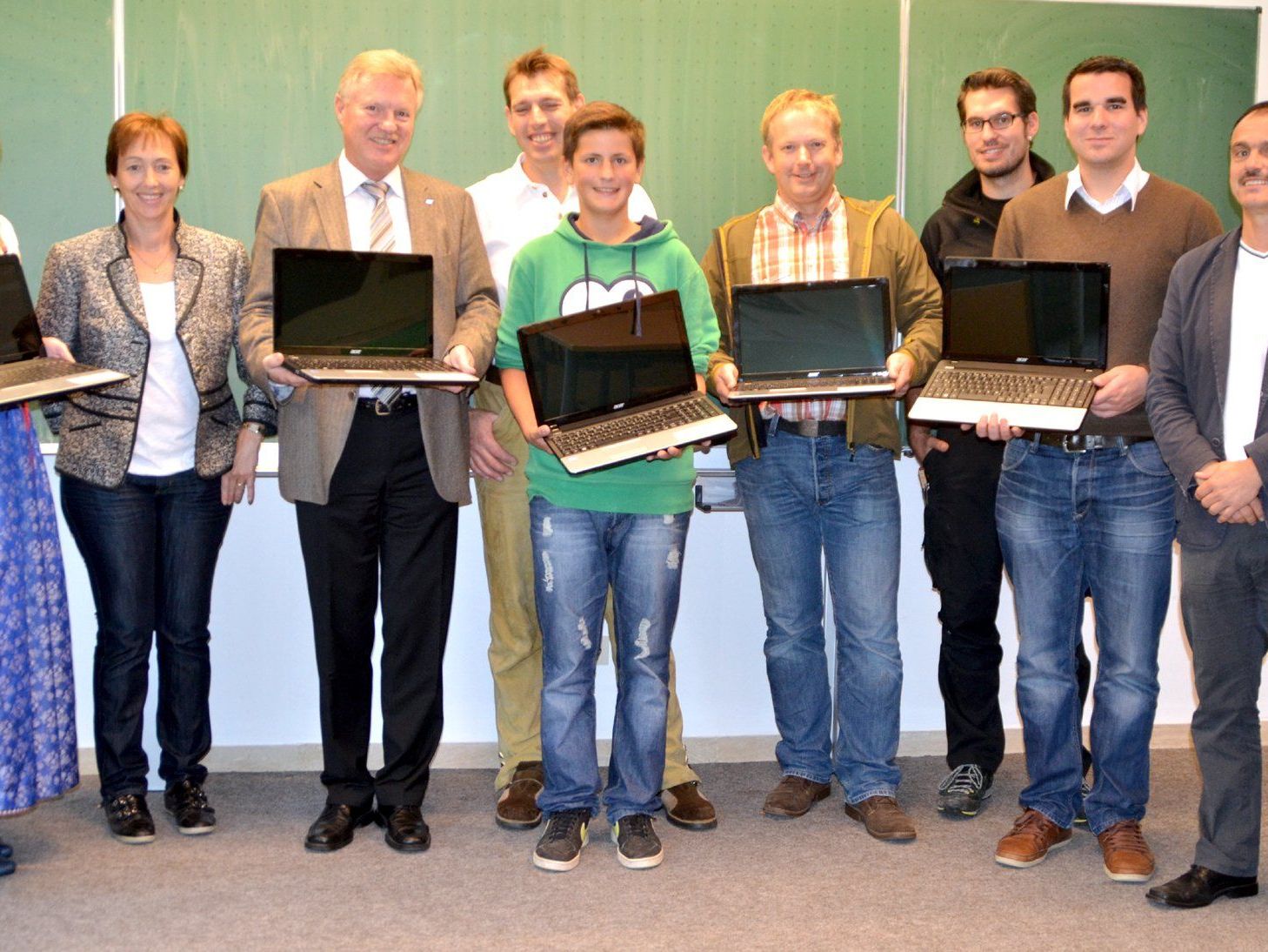 Die heimischen Sponsoren mit Klassenvorstand Edgar Österle(re). Die heimischen Sponsoren mit Klassenvorstand Edgar Österle(re).