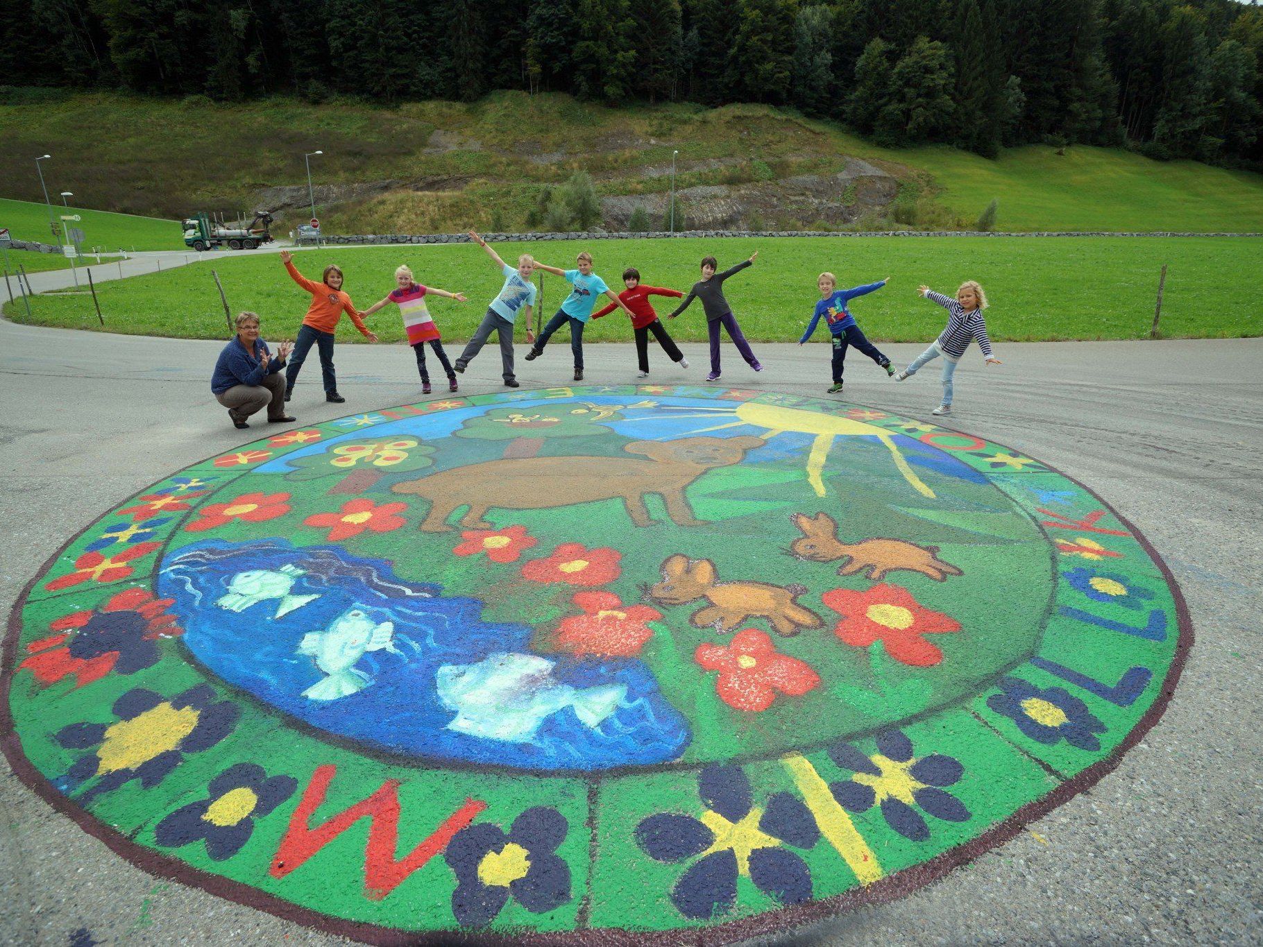 Bürgermeister Bernhard Kleber und Direktor Christina Greußing mit den Kindern vor dem gelungenen Mandala Bürgermeister Bernhard Kleber und Direktor Christina Greußing mit den Kindern vor dem gelungenen Mandala