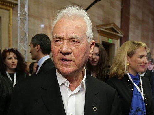 Frank Stronach zeigt sich erneut großzügig Frank Stronach zeigt sich erneut großzügig