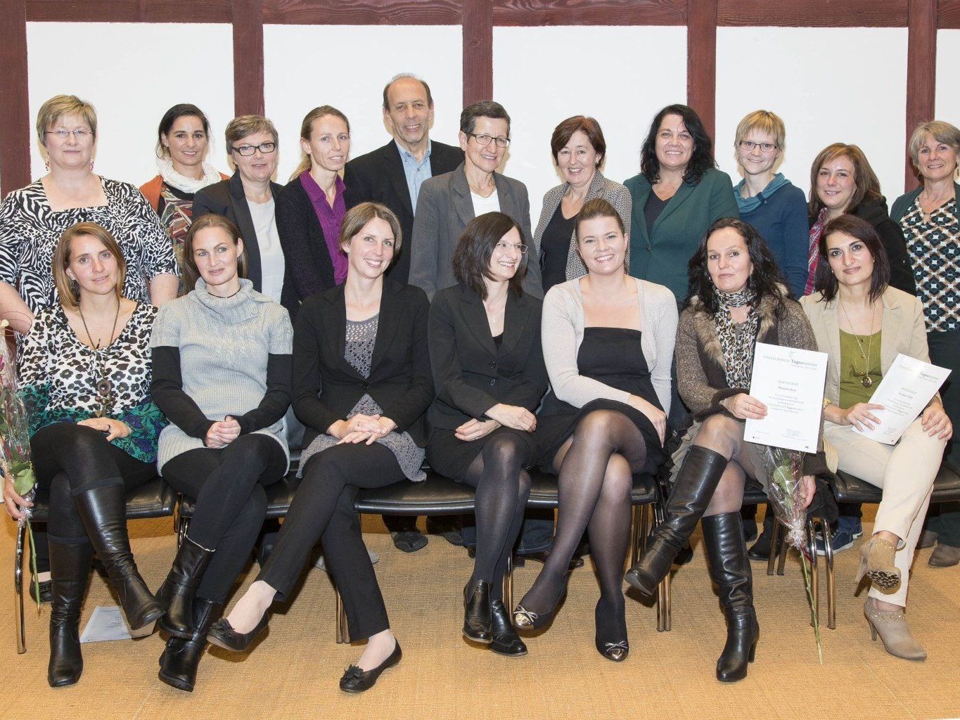 Insgesamt elf Frauen aus dem Bezirk Bregenz konnten am Donnerstagabend ihre Zertifikate für die Ausbildung zur Tagesmutter entgegennehmen.(Manuela Boss/Bregenz, Heike Kofler/Höchst, Astrid Lau/Bregenz, Marianne Moser/Hörbranz, Simone Pfattner/Wolfurt, Marion Rupfle/Hohenweiler, Durdane Yildiz/Wolfurt, Renate Hammerer/Egg, Lucia Kaufmann/Bezau, Manuela Metzler/Andelsbuch, Petra Schöffmann/Sulzberg), (im Bild mit Margot Kernbichler/Leiterin Bregenzerwald, Gaby Ritsch/Leiterin Bregenz (2.Reihe zweite und dritte von links), Bregenzer Stadtrat Michael Rauth, Landesrätin Greti Schmid, rechts daneben: Geschäftsführerein Angelika Hagspiel, Landtagsabgeordnete Manuela Hack.) Insgesamt elf Frauen aus dem Bezirk Bregenz konnten am Donnerstagabend ihre Zertifikate für die Ausbildung zur Tagesmutter entgegennehmen.(Manuela Boss/Bregenz, Heike Kofler/Höchst, Astrid Lau/Bregenz, Marianne Moser/Hörbranz, Simone Pfattner/Wolfurt, Marion Rupfle/Hohenweiler, Durdane Yildiz/Wolfurt, Renate Hammerer/Egg, Lucia Kaufmann/Bezau, Manuela Metzler/Andelsbuch, Petra Schöffmann/Sulzberg), (im Bild mit Margot Kernbichler/Leiterin Bregenzerwald, Gaby Ritsch/Leiterin Bregenz (2.Reihe zweite und dritte von links), Bregenzer Stadtrat Michael Rauth, Landesrätin Greti Schmid, rechts daneben: Geschäftsführerein Angelika Hagspiel, Landtagsabgeordnete Manuela Hack.)