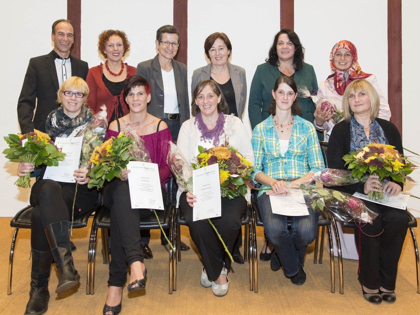 Monika Büsel, Margit Oberreither, Hildegard Feuerstein und Tanja Spescha aus Dornbirn sowie Sabiha Demirel aus Lustenau und Tina König-Sauer aus Hohenems konnten am Donnerstagabend ihre Zertifikate für die Ausbildung zur Tagesmutter entgegennehmen. Monika Büsel, Margit Oberreither, Hildegard Feuerstein und Tanja Spescha aus Dornbirn sowie Sabiha Demirel aus Lustenau und Tina König-Sauer aus Hohenems konnten am Donnerstagabend ihre Zertifikate für die Ausbildung zur Tagesmutter entgegennehmen.