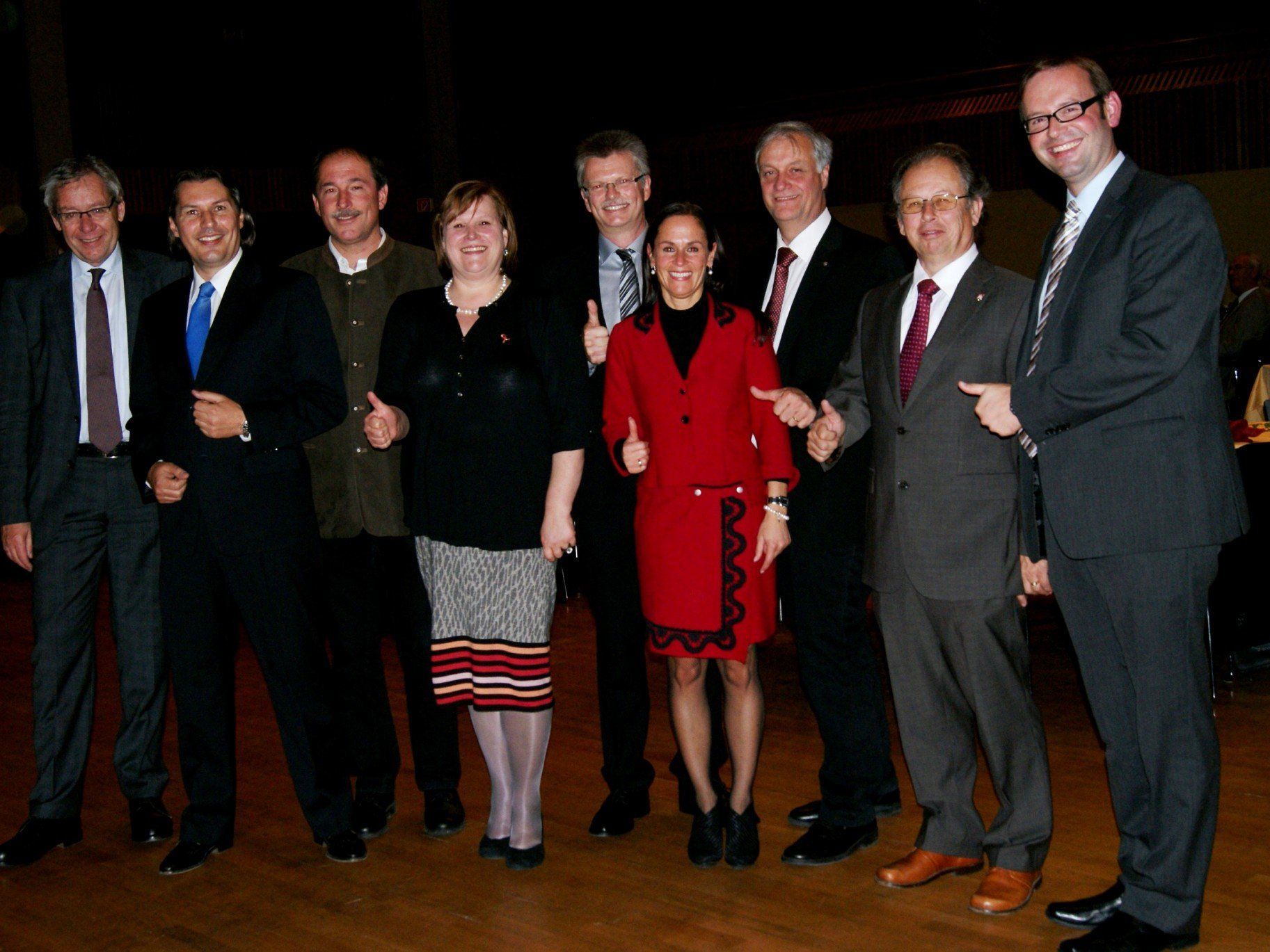 LStH Karlheinz Rüdisser und Beate Fischer mit dem Team der Marktgemeinde: