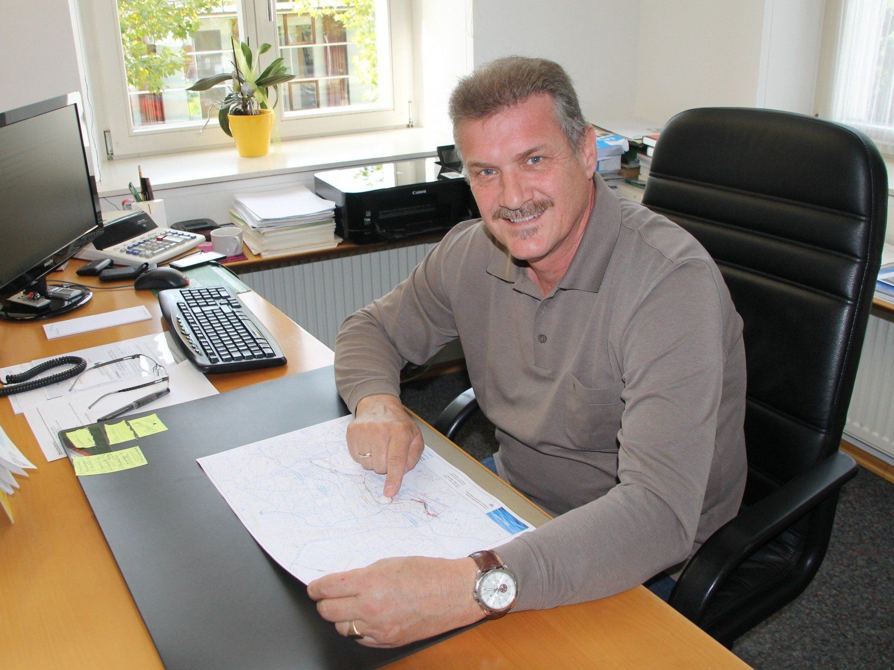 Bürgermeister Anton Metzler mit den Plänen des Hochwasserschutzprojekts. Bürgermeister Anton Metzler mit den Plänen des Hochwasserschutzprojekts.
